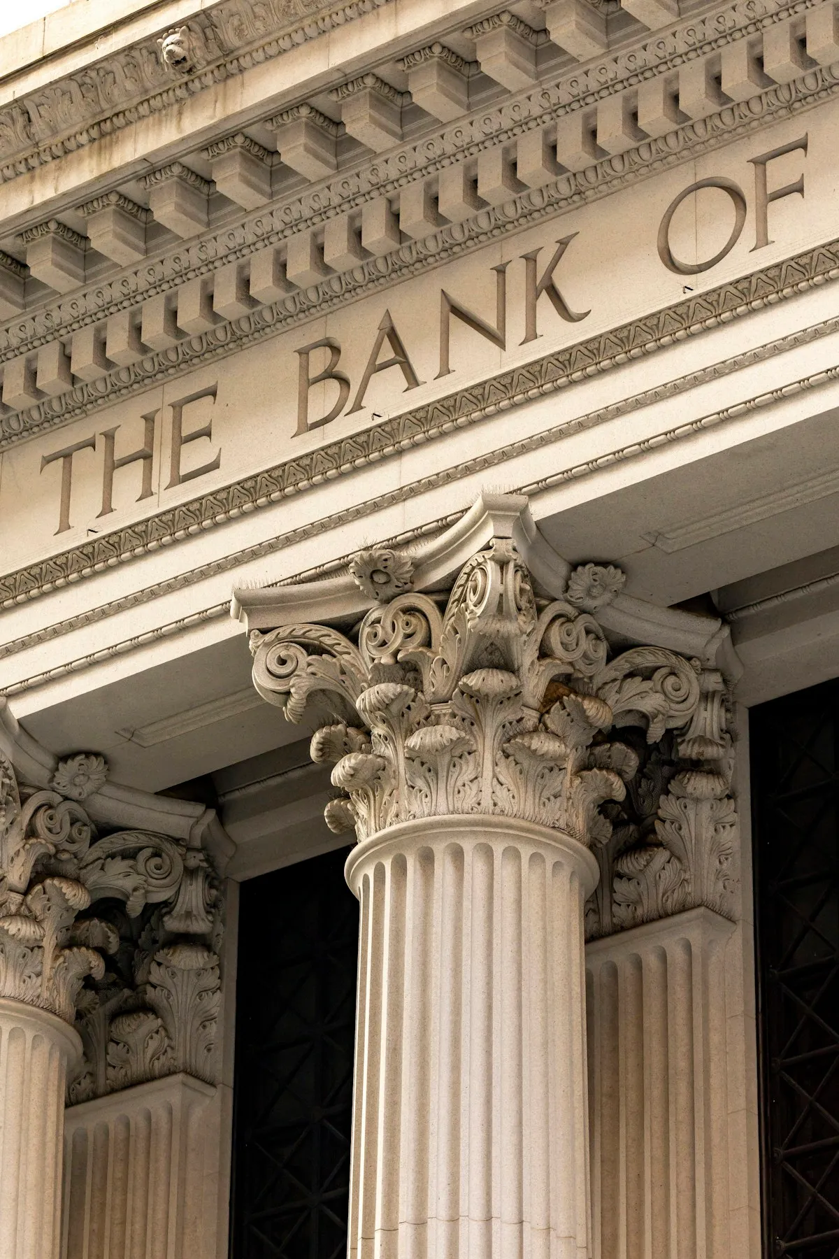 Ornate bank columns symbolizing the institutional power of central banks in gold markets